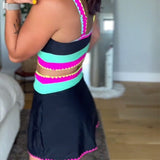 Elegants trīs daļu peldkostīms ar krāsu blokiem