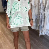 Polivalenta blūze ar V veida kaklu, ar rakstu, pusgarām piedurknēm