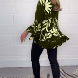 Ziedu blūze ar zvanu piedurknēm un pogām