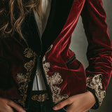 Adeline samta žakete ar elegantu melnu apkakli un zelta izšuvumu