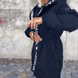 Brīvā stila kapuce ar auklu un burtiem
