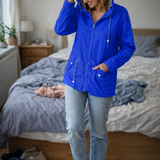 Damen Regenjacke mit langen Ärmeln, Kapuze und Taschen