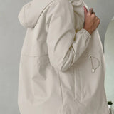 Damen Outdoorjacke mit anpassbarer Kapuze und geräumigen Taschen