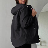 Damen Outdoorjacke mit anpassbarer Kapuze und geräumigen Taschen