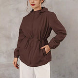 Damen Outdoorjacke mit anpassbarer Kapuze und geräumigen Taschen