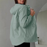 Damen Outdoorjacke mit anpassbarer Kapuze und geräumigen Taschen
