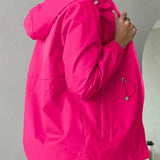 Damen Outdoorjacke mit anpassbarer Kapuze und geräumigen Taschen