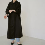 Damen langer Swingcoat mit A-Linien-Schnitt und überschnittenen Schultern