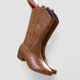 Salomé - Botas Camperas Bordadas
