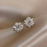 Lelde - Elegants Zelts auskari ar Exquisite Opal Zieds Motifs