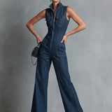Dunkelblauer, ärmelloser Jumpsuit im Retro-Stil für Damen mit Stehkragen, ausgestelltem Schnitt und Reißverschluss vorne.